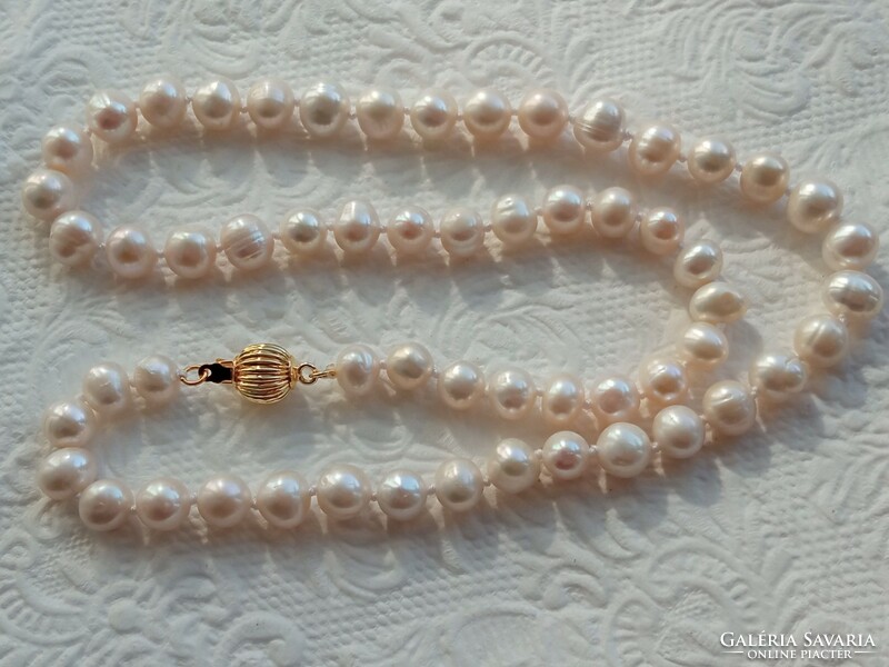 A cultured freshwater necklace