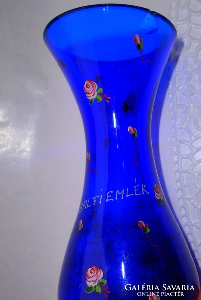 Parádi üveg váza  -zománc festett virág díszítéssel