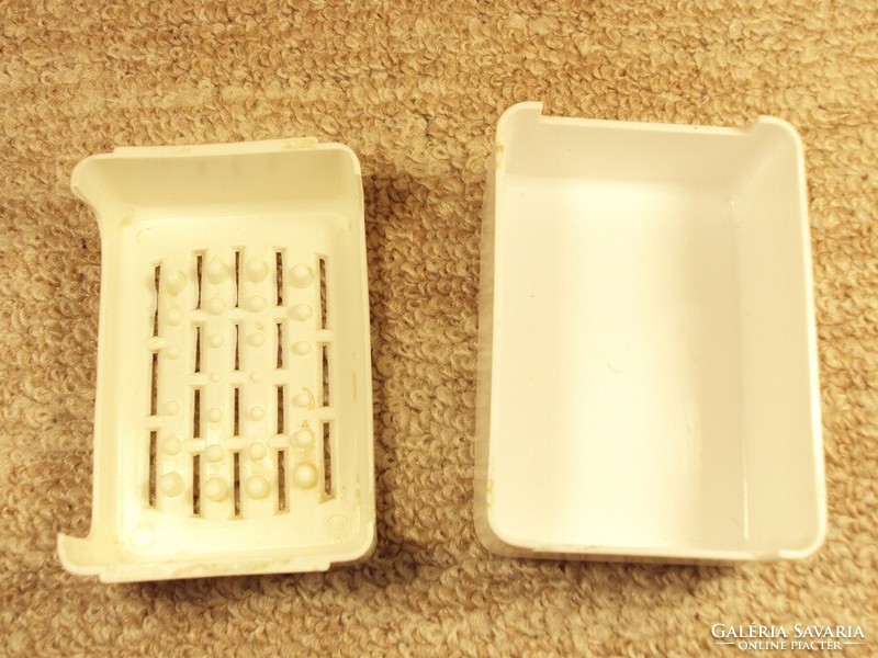Retro plastic soap holder with lockable lid