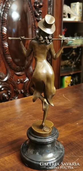 Revü táncosnő - bronz szobor