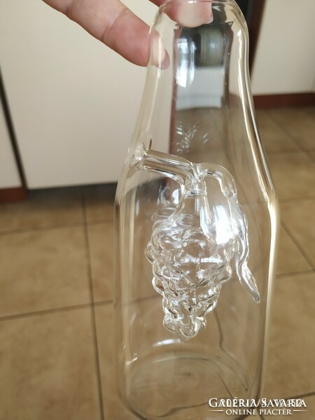 Szőlőfürtös díszüveg eladó! 2 dl-es.Fújt üvegbe, aprólékosan készült szőlőfürt