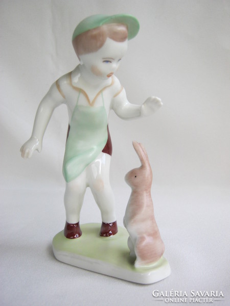 Aquincumi porcelán kisfiú nyuszival