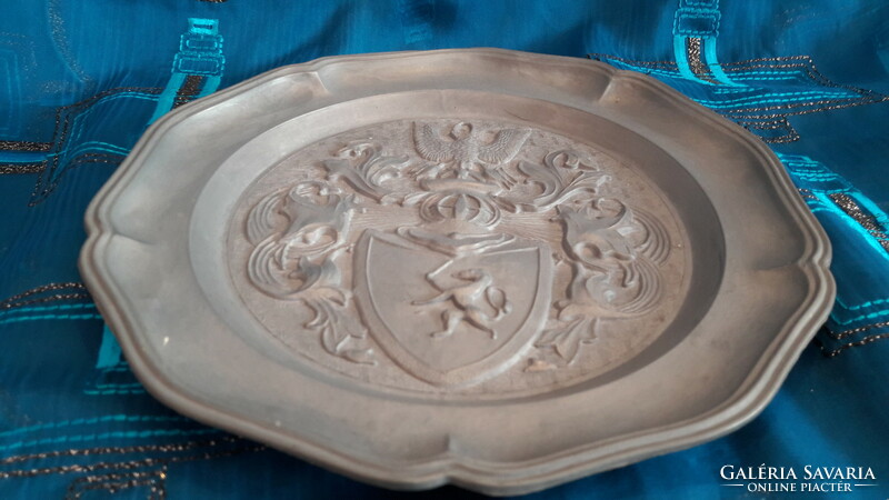 Pewter plate with knight's coat of arms, wall decoration (m3415))