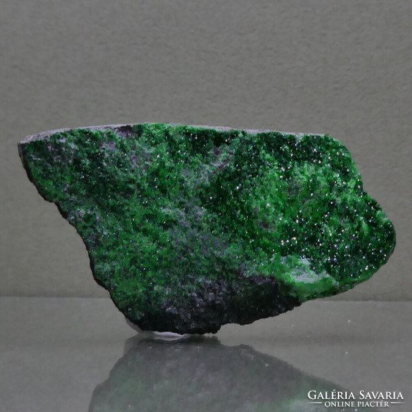 Natural emerald green uvarovite garnet specimen 21 grams