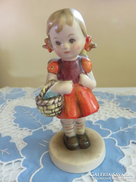 Little girl with Hummel basket and backpack