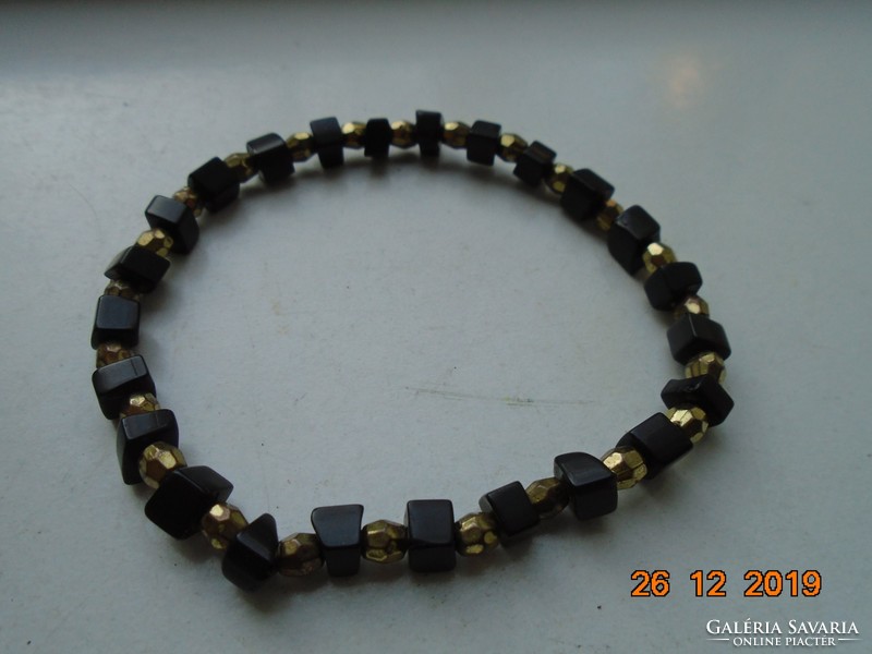 Irregular black mineral and swarovski faceted gold-colored beads, bracelet