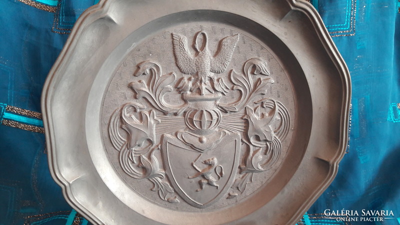 Pewter plate with knight's coat of arms, wall decoration (m3415))