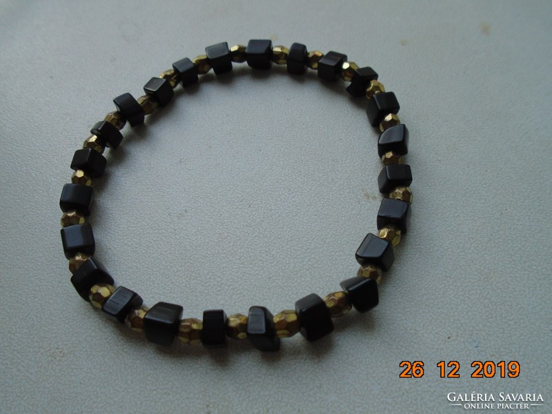 Szabálytalan fekete ásvány és Swarovski fazettált arany színű gyöngyökből,karkötő