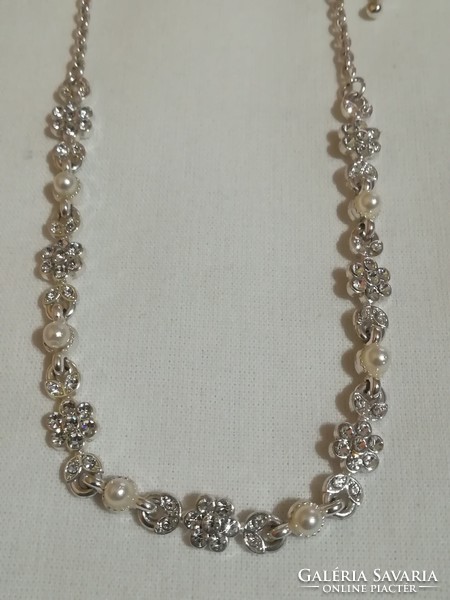 Sparkling jewelry set.