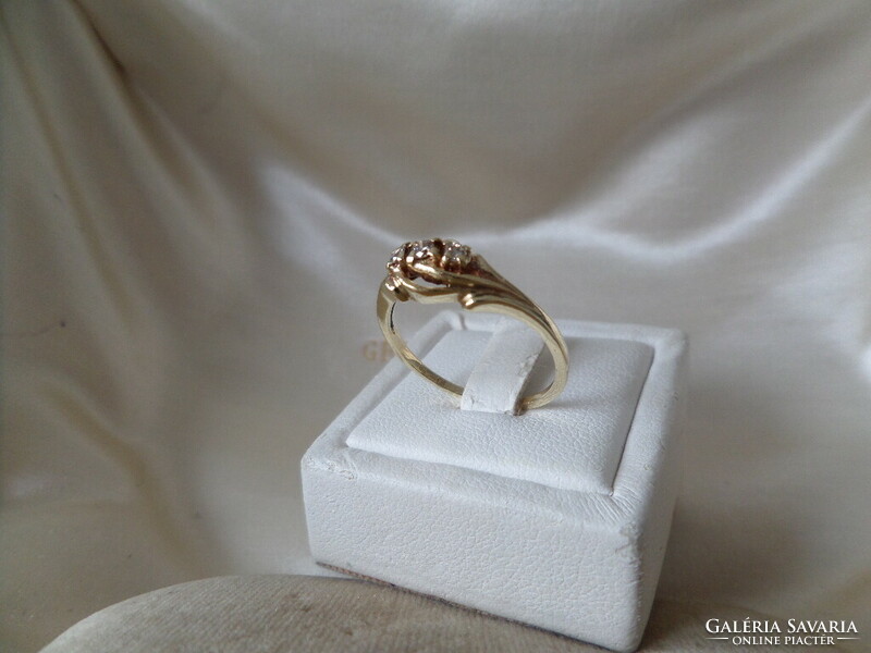 Gold ring with 3 small diamonds