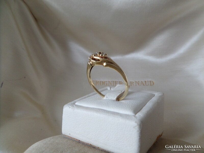 Gold ring with 3 small diamonds
