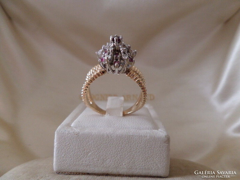 Csúcsos arany gyűrű rubinokkal és gyémántokkal