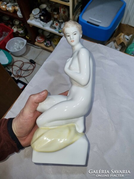 Hollóházi porcelán figura