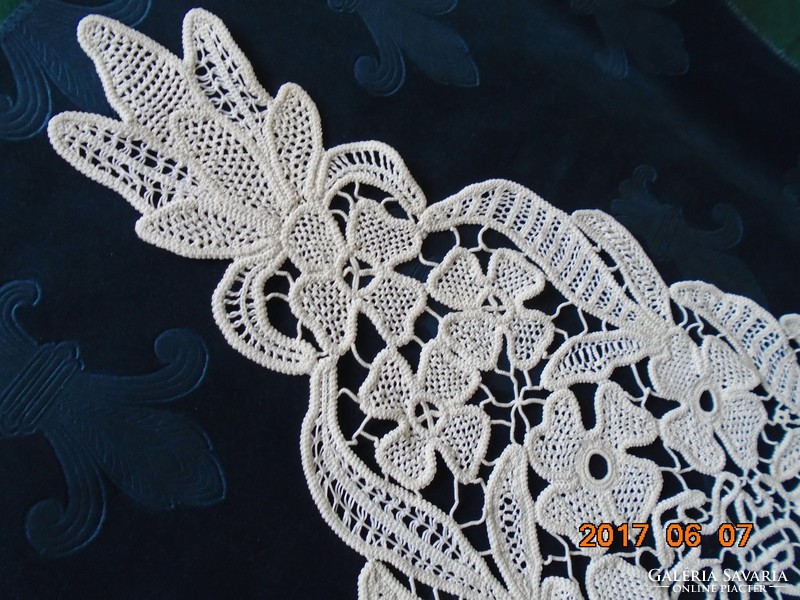 Point lace rich, dense flower patterns 86 x32 cm