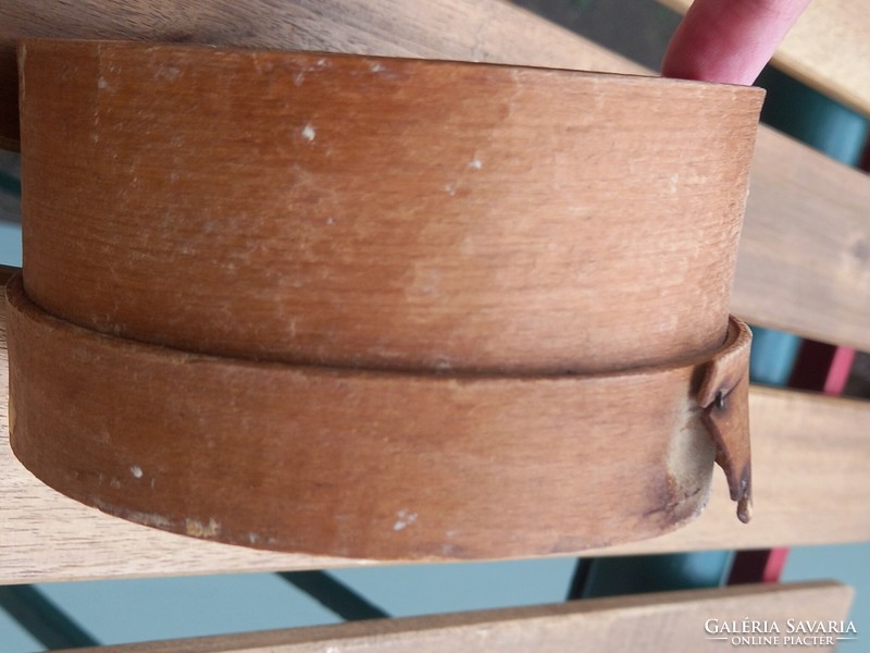 Antik cukrászati eszköz: patinás kisebb porcukor szita
