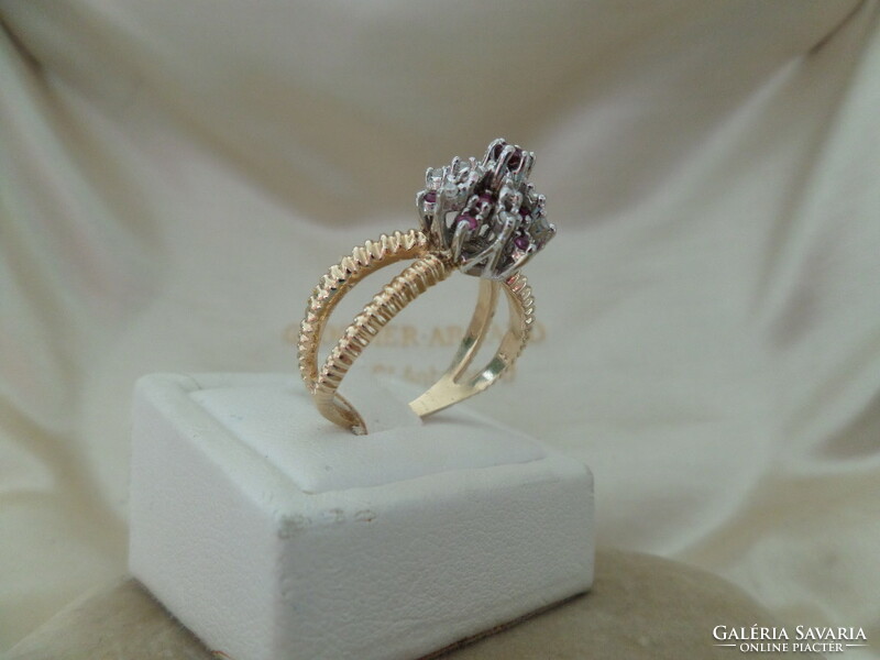 Csúcsos arany gyűrű rubinokkal és gyémántokkal