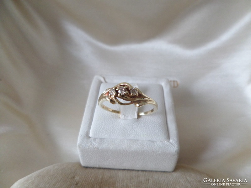 Gold ring with 3 small diamonds