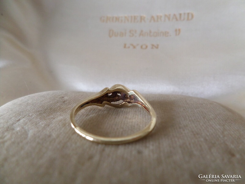 Gold ring with 3 small diamonds