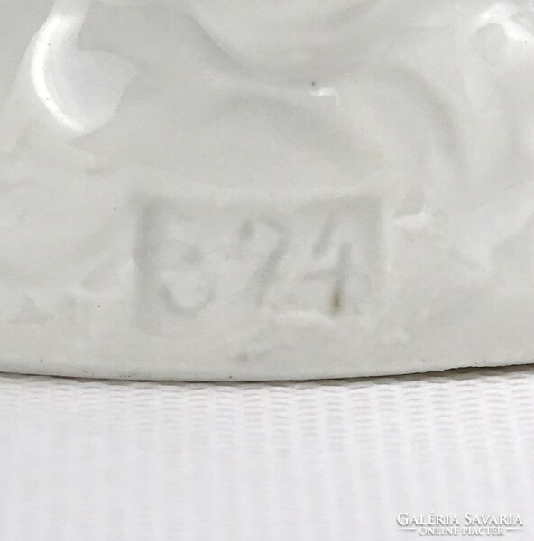 1M234 Antik Pieta porcelán szobor 9.5 cm