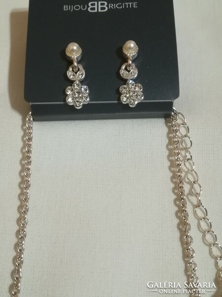 Sparkling jewelry set.