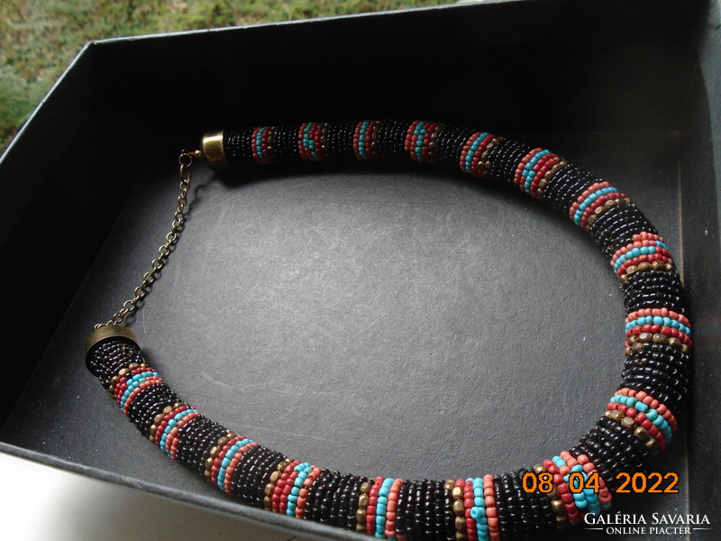 Zulu Dél Afrikai törzsi kötél nyaklánc színes apró gyöngyökből  aranyozott záróval