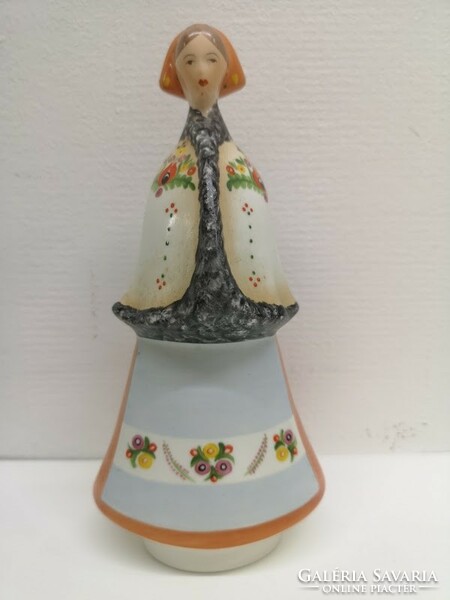 Aquincumi porcelán női figura népviseletben - 50047