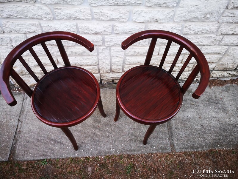 Beautiful pair of thonet bent furniture with beautiful arms, in good condition. Also video.