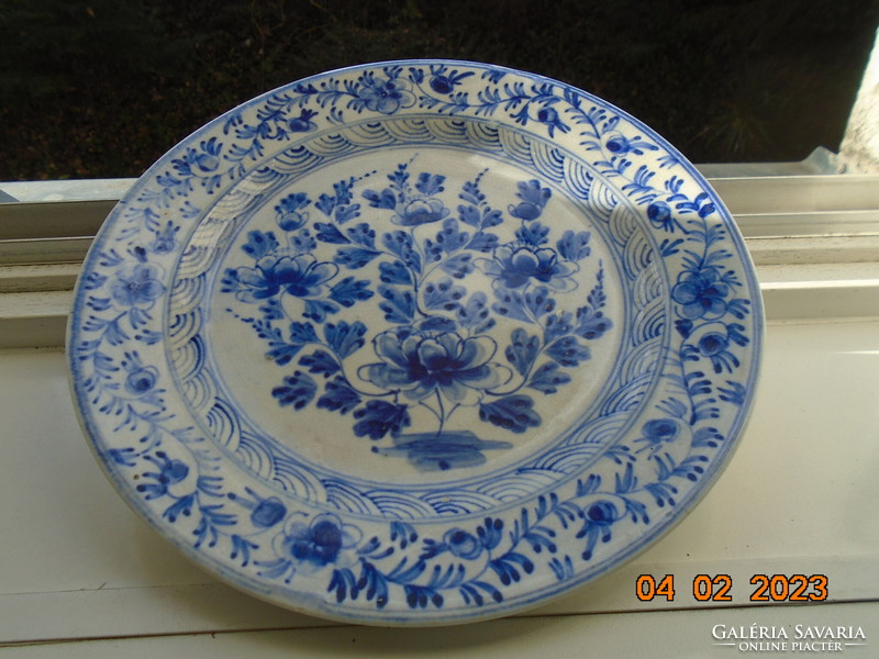 An early Ming Chinese plate with a floral pattern, hand-painted with cobalt blue under an antique glaze