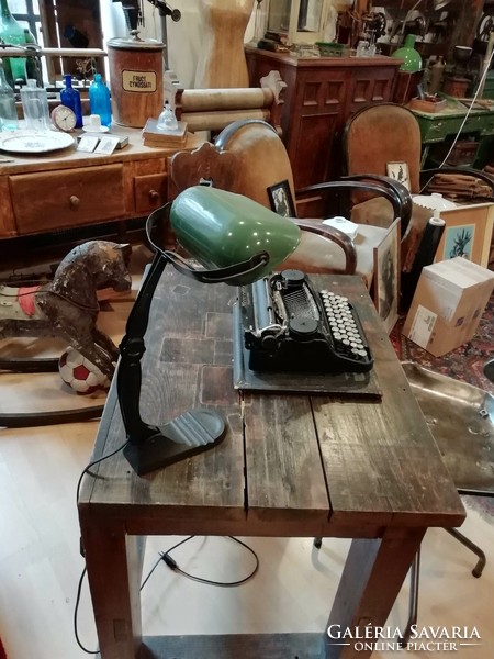 Ipari stílusú íróasztal, 20. század közepei keményfa munkaasztal íróasztallá átalakítva, industrial