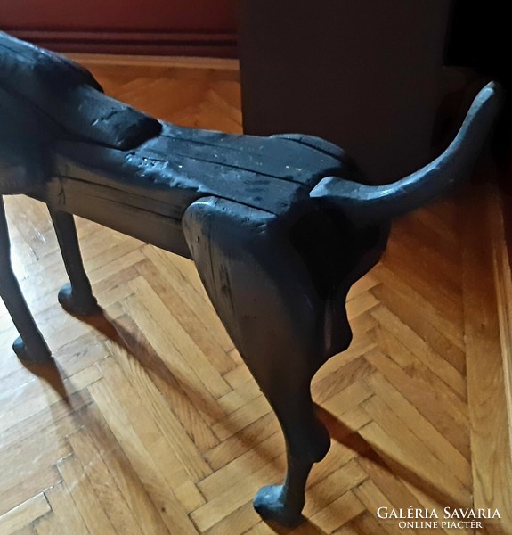 Szoborbútor - fából készült kutya