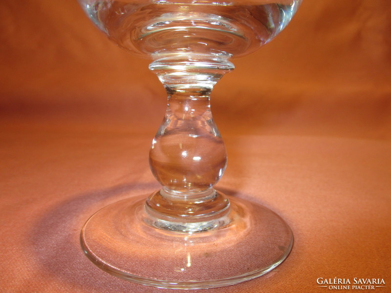 Régi üveg talpas boros pohár