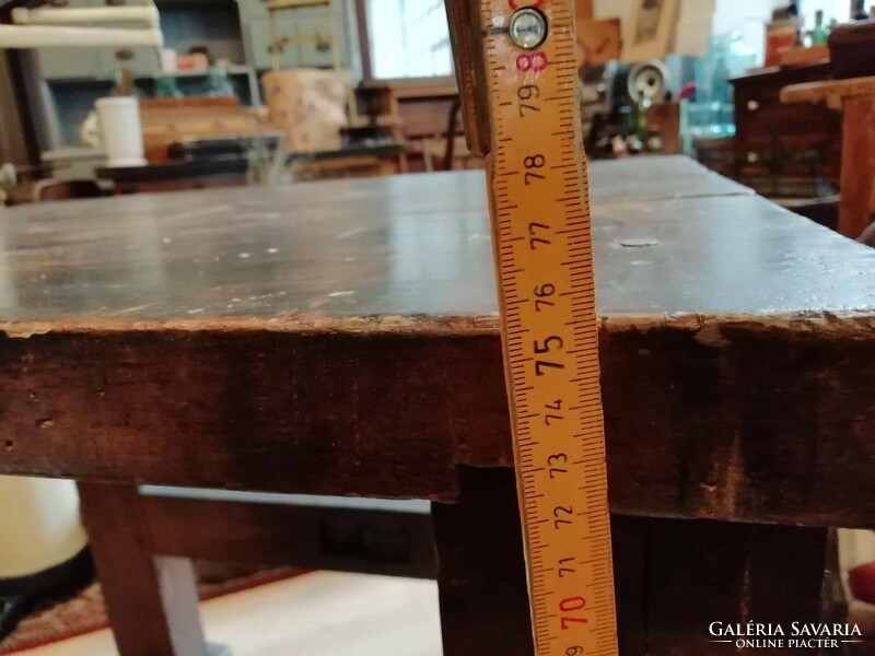 Ipari stílusú íróasztal, 20. század közepei keményfa munkaasztal íróasztallá átalakítva, industrial