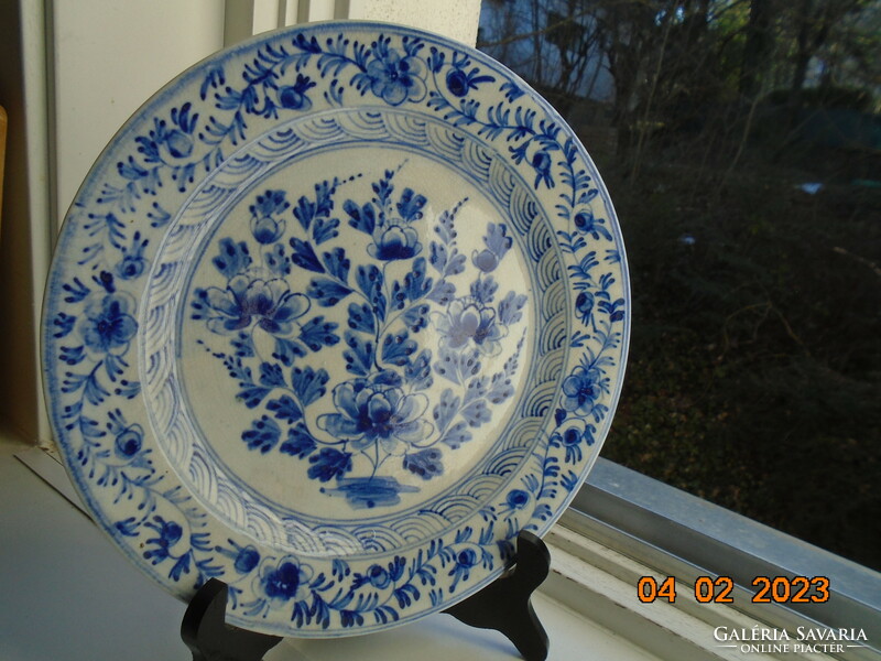 An early Ming Chinese plate with a floral pattern, hand-painted with cobalt blue under an antique glaze