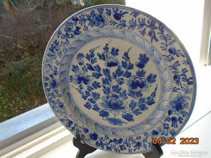 An early Ming Chinese plate with a floral pattern, hand-painted with cobalt blue under an antique glaze