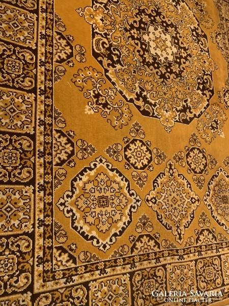 A “Kádári” elegancia: tatai retro szőnyeg, barna mustár sárga használt