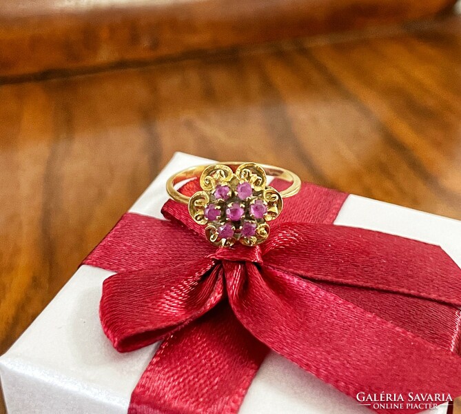 18K gold ring with ruby stones - 2.8G