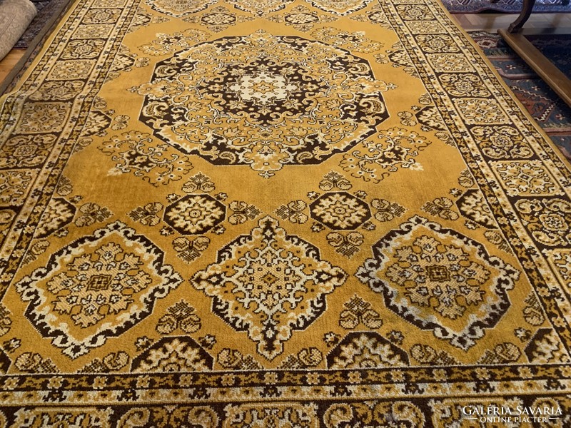 A “Kádári” elegancia: tatai retro szőnyeg, barna mustár sárga használt