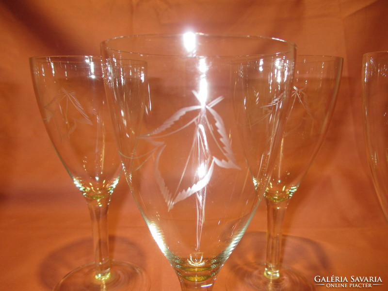 5 pcs bottles of champagne with leaf pattern
