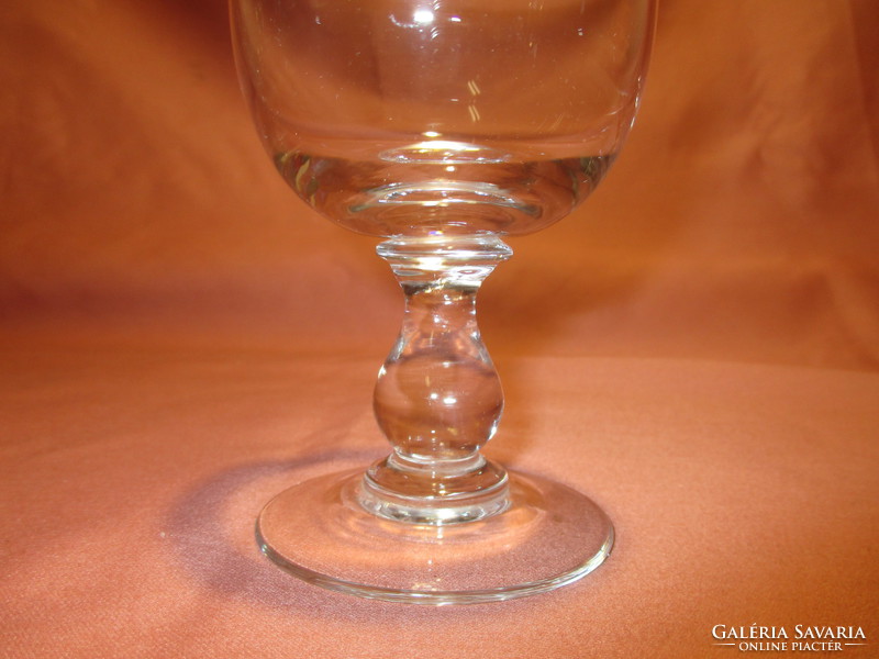 Régi üveg talpas boros pohár