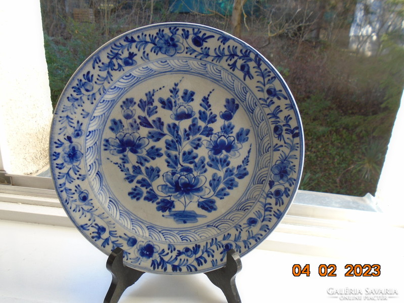 An early Ming Chinese plate with a floral pattern, hand-painted with cobalt blue under an antique glaze