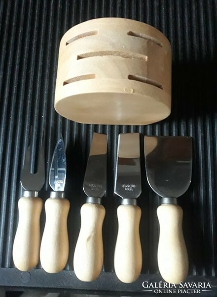 Cheese serving set made of solid wood