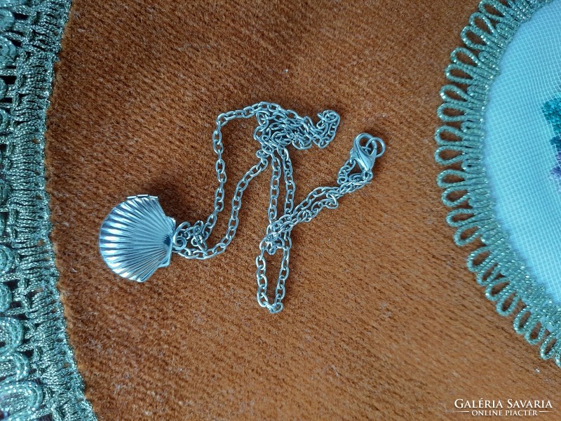 Bizsu nyaklánc, nyitható képtartó kagyló medállal