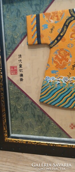 Kínai hímzett qing dinasztia császári  köntöse keretben. Alkudható.