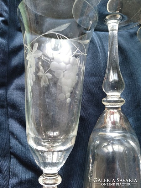 Szőlőfürtös talpas pohár 5 db+ hozzá illő kínáló üveggel