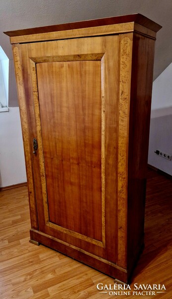 Biedermeier akasztós szekrény