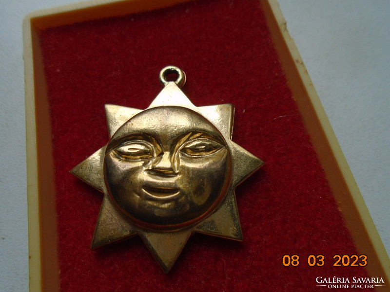 Plastic gold-plated marked sunbeam pendant