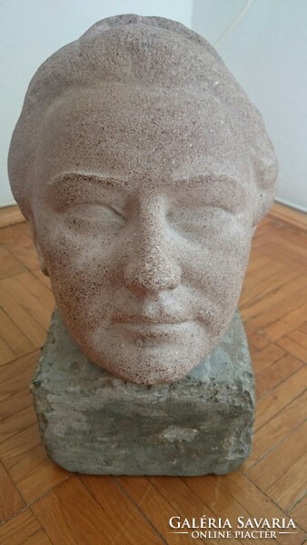 Női fej - mészkő szobor