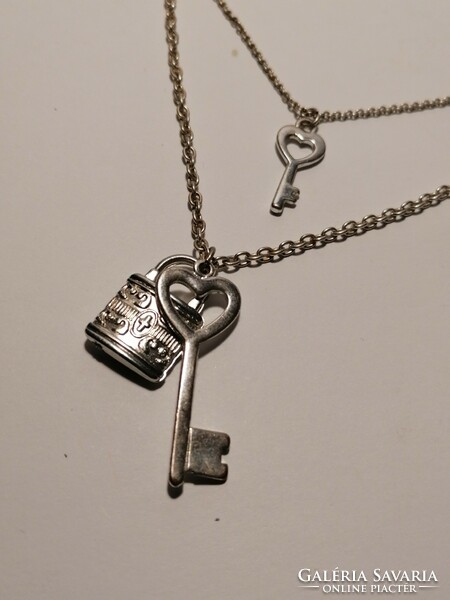 Clari's locket with key (284)