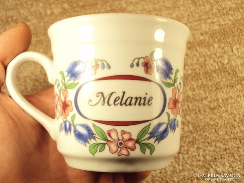 Porcelán bögre Melanie felirattal virág mintás