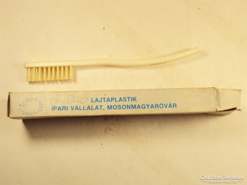 Retro Toldi  fogkefe műanyag Lajtaplastik Ipari Vállalat, Mosonmagyaróvár gyártó - 1960-as évekből